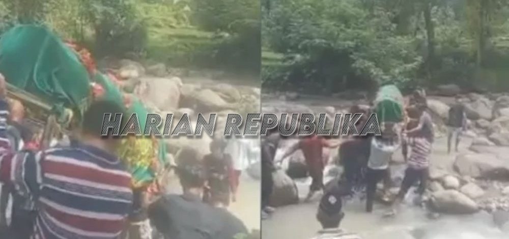 Viral Tradisi Warga Ponorogo Gotong Jenazah Seberangi Sungai