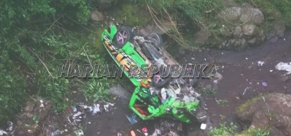 Viral! Pikap Terjun ke Jurang 7 Meter di Brebes